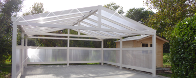 Doppelcarport aus Aluminium mit Satteldach